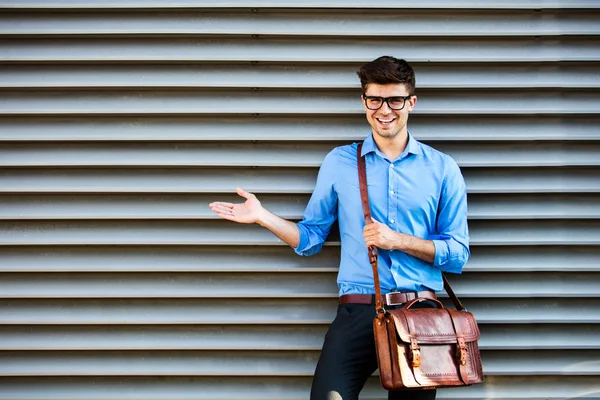 Schöner Büromensch Mit Brille Und Ledertasche Der Einer Wand Steht — Stockfoto