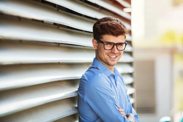 Porträtt Ung Framgångsrik Antrepreneur Blå Skjorta Stående Mot Vägg Utanför — Stockfoto