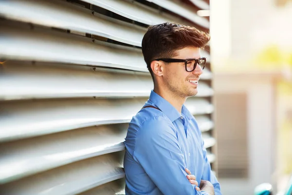 Retrato Jovem Bem Sucedido Antrepreneur Camisa Azul Contra Uma Parede — Fotografia de Stock