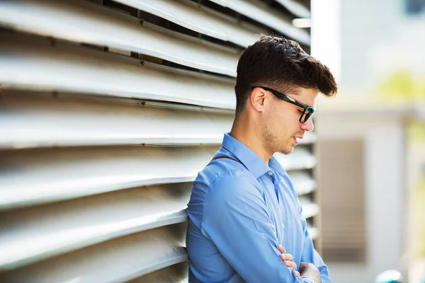 Retrato Joven Empresario Exitoso Con Camisa Azul Pie Contra Una —  Fotos de Stock