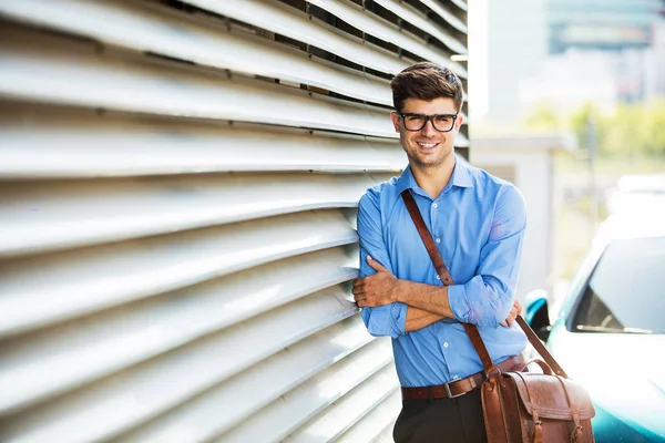 Retrato Jovem Empreendedor Bem Sucedido Camisa Azul Contra Uma Parede — Fotografia de Stock