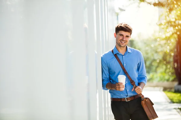 Knappe Jongeman Met Koffie Leunend Een Muur Voordat Naar Office — Stockfoto