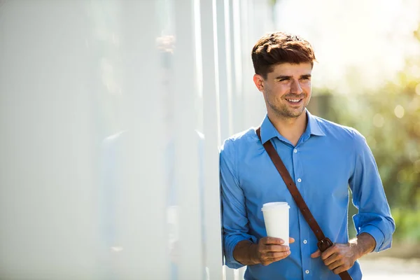 Schöner Junger Mann Mit Kaffee Der Einer Wand Lehnt Bevor — Stockfoto