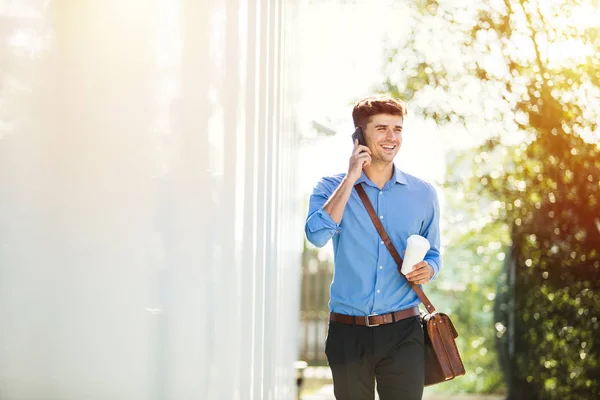 Bel Giovanotto Che Lavorare Ufficio Camicia Blu Con Caffè Mano — Foto Stock