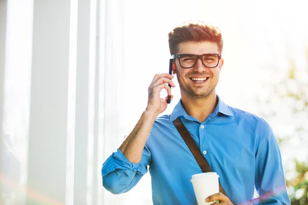 Bel Giovanotto Che Lavorare Ufficio Camicia Blu Con Caffè Mano — Foto Stock