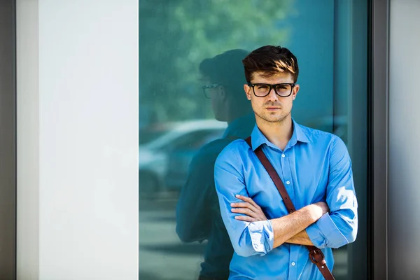 Hombre Oficina Guapo Lado Edificio Oficinas Trabajar Joven Antrepreneur — Foto de Stock