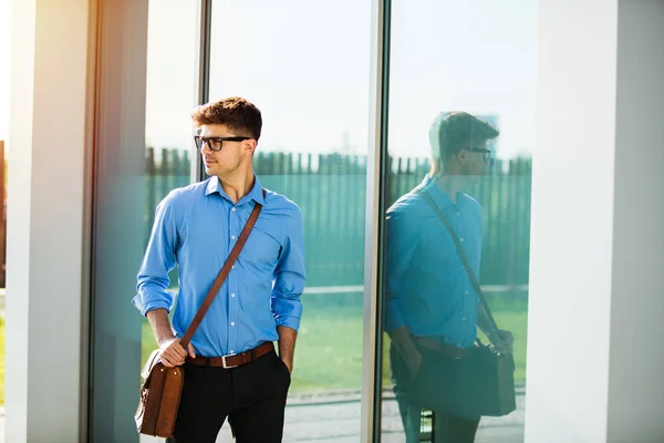 年轻的 Antrepreneur 在阳光明媚的日子去办公室 穿着蓝色衬衣的商人 — 图库照片
