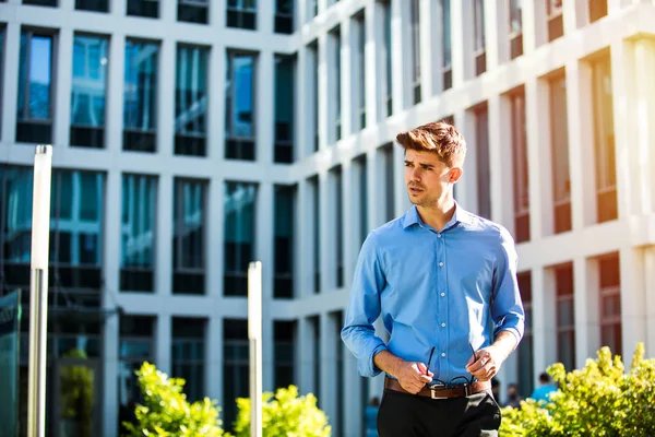 Framgångsrika Antrepreneur Står Säker Framför Office Bulding Blå Skjorta — Stockfoto