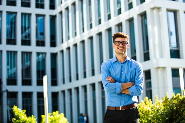 Exitoso Antrepreneur Pie Confiado Frente Una Oficina Bulding Camisa Azul —  Fotos de Stock