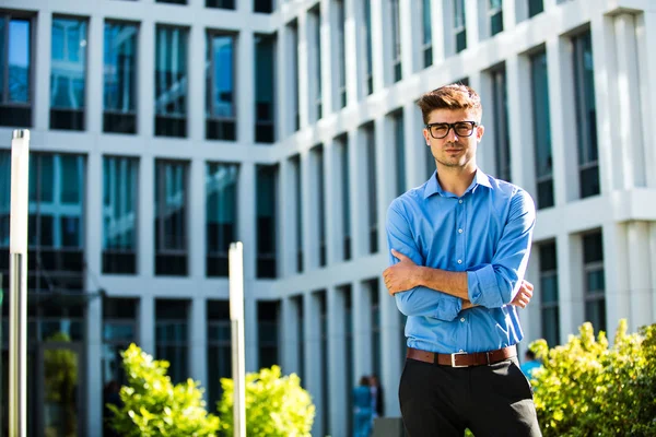 青いシャツを着て事務所建物の前で自信を持って立っている成功した Antrepreneur — ストック写真