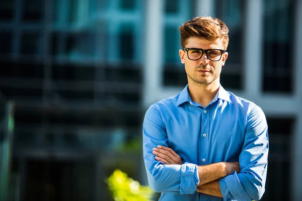 Portrait Antrepreneur Succès Debout Confiant Devant Taureau Bureau Chemise Bleue — Photo