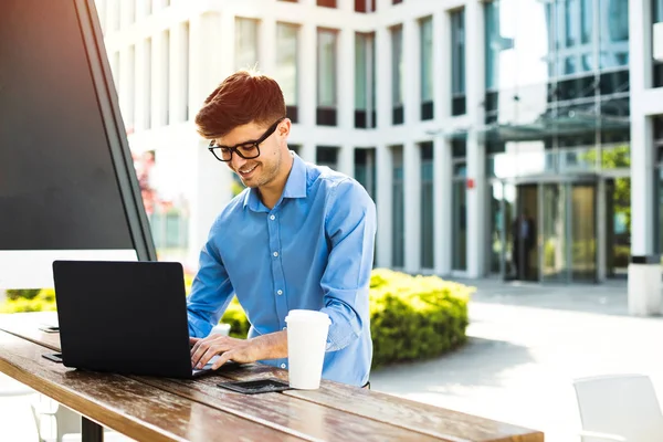 Giovane Uomo Ufficio Concentrato Che Lavora Dall Esterno Computer Portatile — Foto Stock