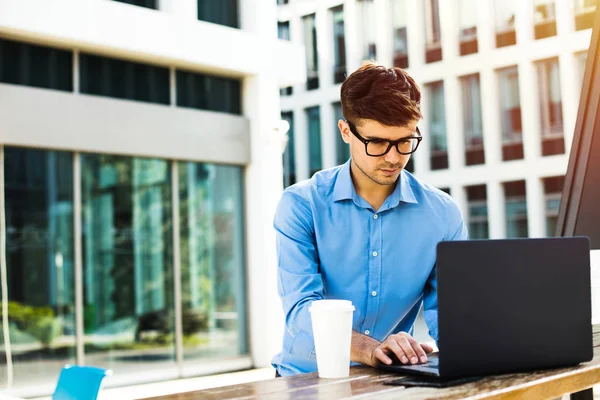 Giovane Uomo Ufficio Concentrato Che Lavora Dall Esterno Computer Portatile — Foto Stock