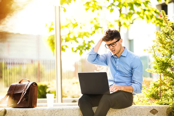 Ragazzo Ufficio Confuso Lavorando Dall Esterno Computer Portatile Avendo Problemi — Foto Stock