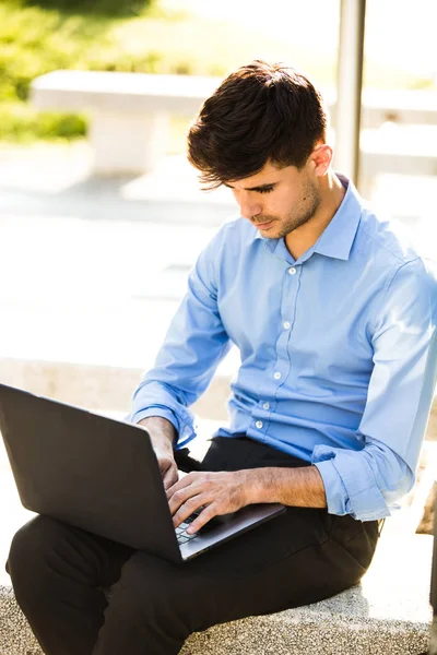 Lavoro Distanza Giovane Affascinante Antrepreneur Che Lavora Dall Esterno Bella — Foto Stock