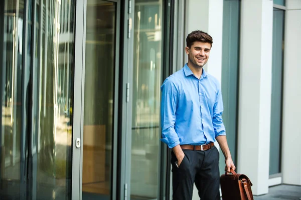 自信和成功的 Antrepreneur 办公室的人或公司的家伙 站在他的皮包和优雅的装备在办公楼前 — 图库照片