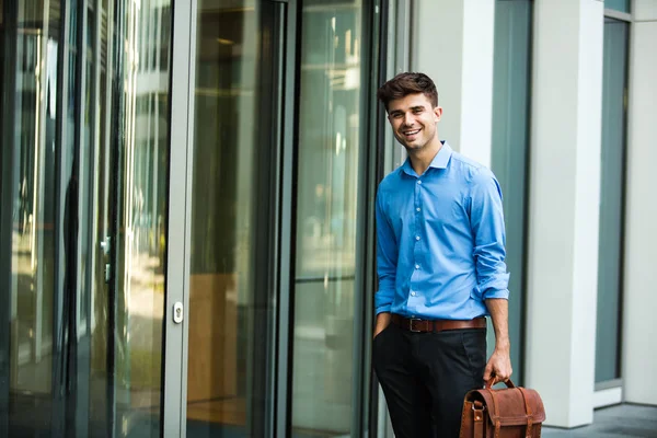 自信和成功的 Antrepreneur 办公室的人或公司的家伙 站在他的皮包和优雅的装备在办公楼前 — 图库照片