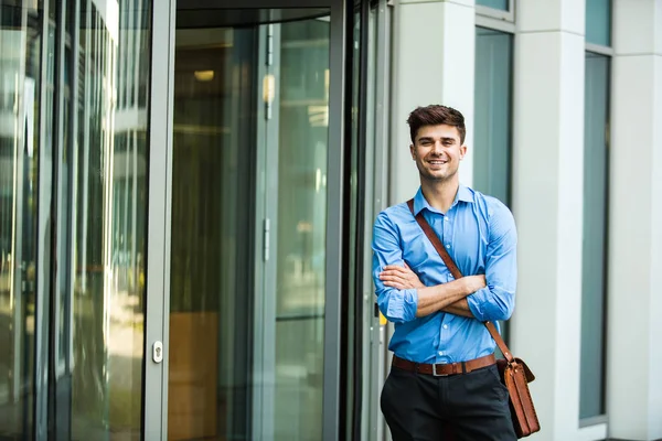 自信を持って 成功した Antrepreneur オフィスの人または革バッグと事務所ビルの前でエレガントな服立っている企業の男 — ストック写真
