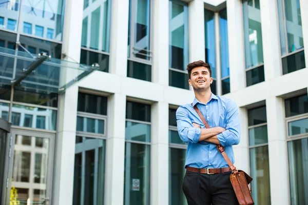 Selbstbewusster Und Erfolgreicher Antrepreneur Büromensch Oder Firmenmensch Der Mit Ledertasche — Stockfoto