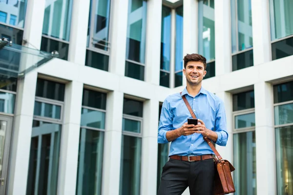 Självsäker Och Framgångsrik Antrepreneur Kontorsman Eller Corporate Kille Står Med — Stockfoto