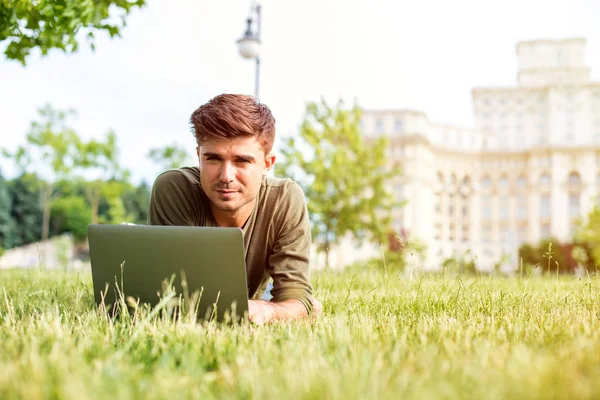 Csinos Fiatal Férfi Diák Feküdt Fűben Keres Vagy Dolgozik Laptop — Stock Fotó