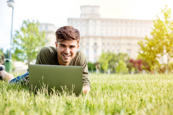 Csinos Fiatal Férfi Diák Feküdt Fűben Keres Vagy Dolgozik Laptop — Stock Fotó