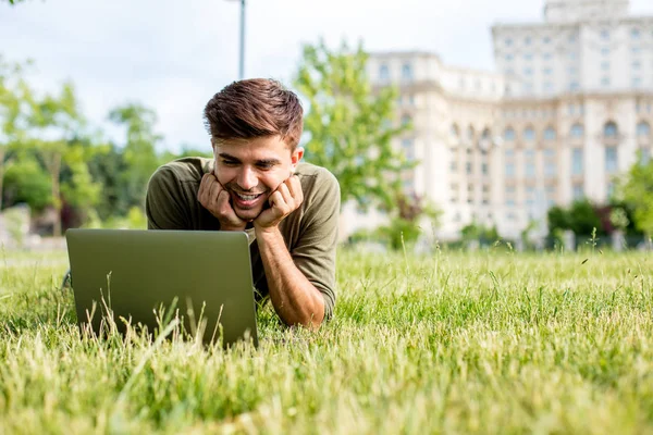 Csinos Fiatal Férfi Diák Feküdt Fűben Keres Vagy Dolgozik Laptop — Stock Fotó