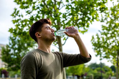 bir şişe su dışında içme yakışıklı genç