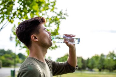bir şişe su dışında içme yakışıklı genç