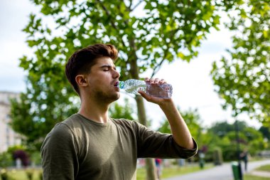 bir şişe su dışında içme yakışıklı genç