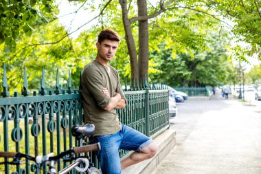 ayakta dışında onun motor, bicyclet ile bir gezintiye hazır yanındaki yakışıklı genç