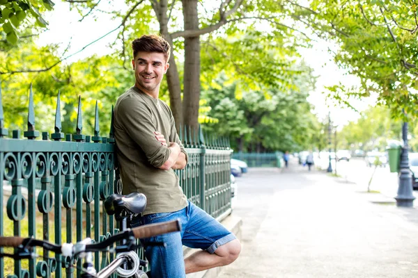 Красивый Молодой Человек Стоит Снаружи Рядом Своим Велосипедом Готовый Поездке — стоковое фото