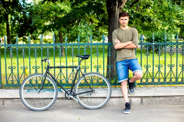 Stilig Ung Man Står Utanför Bredvid Hans Cykel Redo För — Stockfoto