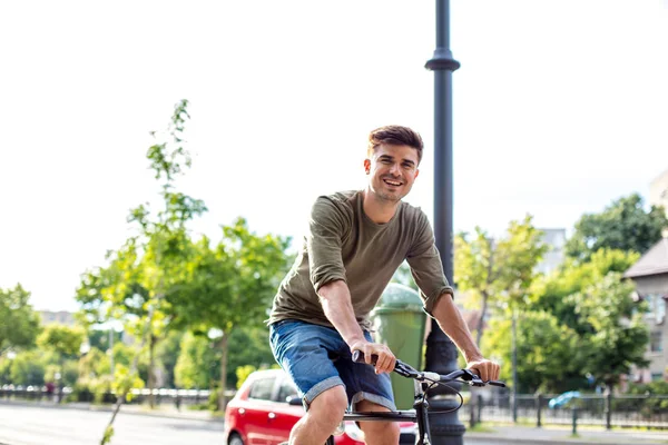 Ung Man Rider Sin Cykel Utanför Centrum — Stockfoto