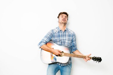 çocuklar için hobi. adam kafasına kulaklık ile gitar çalmak, onun boş zamanlarında kendi evinde zevk, neden hoşlandığını, beyaz arka plan üzerinde yapıyor