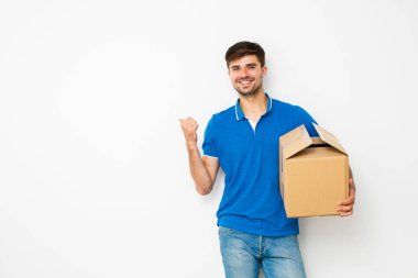 kendine güvenen genç adam ellerini, beyaz zemin üzerine bir cardbox yaparken sağ tarafını sunulması mavi gömlekli