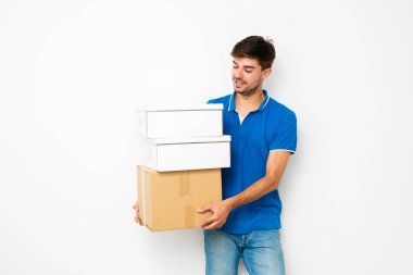 mutlu adam elinde karton kutular ile beyaz bir arka plan üzerinde duran Kurye paket alma