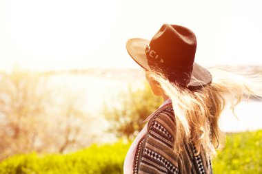 seyahat ve zevk özgürlük ve gençlik genç güzel ve ücretsiz kız siyah şapka