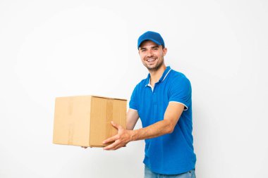 sevinç ve gülümseme, beyaz arka plan ile tarafında paket sunan kibarca teslimatçı