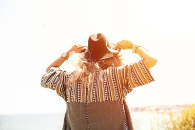 seyahat ve zevk özgürlük ve gençlik genç güzel ve ücretsiz kız siyah şapka