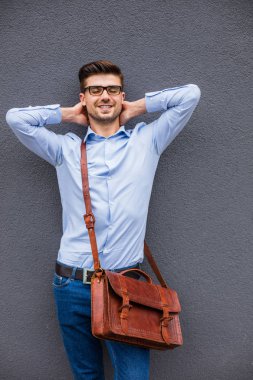 büyük rüya. yakışıklı akıllı casual adam gözlük ve boynu ile kapalı gözler gülümseyen, elleriyle dışında deri çanta