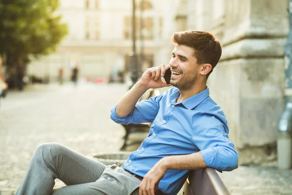 Ring Din Fru Eleganta Mannen Blå Skjorta Använder Sin Mobiltelefon — Stockfoto