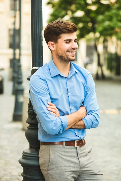 Goede Dag Kantoor Jonge Knappe Man Elegante Shirt Glimlachend Rust — Stockfoto