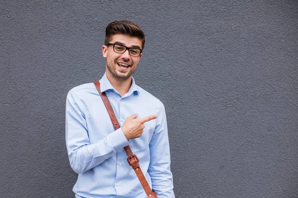 Señalando Lado Vacío Guapo Hombre Casual Inteligente Con Gafas Bolso — Foto de Stock