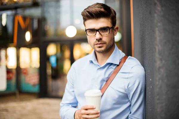 Kaffeepause Schöner Smarter Lässiger Mann Mit Brille Und Ledertasche Bei — Stockfoto