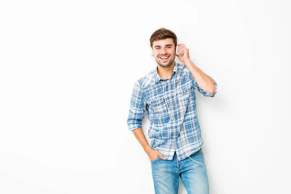 Rilassati Goditi Suono Giovane Uomo Con Cuffie Che Ascolta Musica — Foto Stock