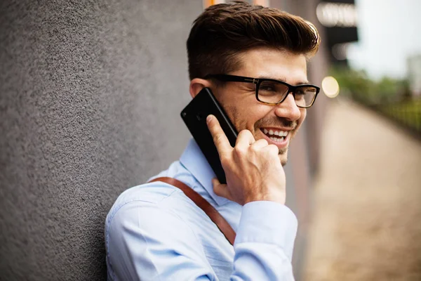 Bela Conversa Sorrindo Bonito Homem Casual Inteligente Com Óculos Saco — Fotografia de Stock