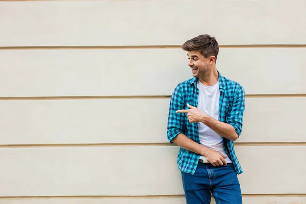 Bel Homme Chemise Carreaux Souriant Debout Extérieur Appuyé Sur Mur — Photo