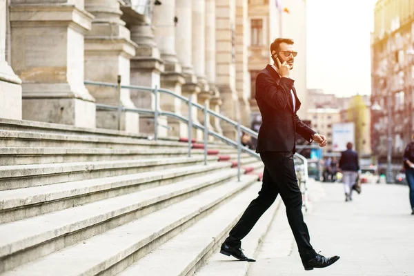 Pria Dengan Kacamata Hitam Yang Elegan Pengusaha Sukses Berjalan Jalan — Stok Foto