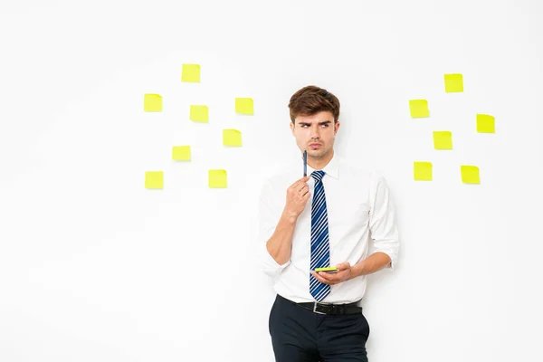 Kontorfyr Jobben Skriver Post Hvit Vegg Påminnelsesnotater Planer Mål – stockfoto